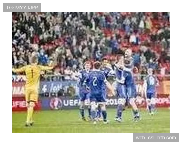 绝杀之后：伯恩茅斯球员在更衣室集体观看保级对手比赛结果